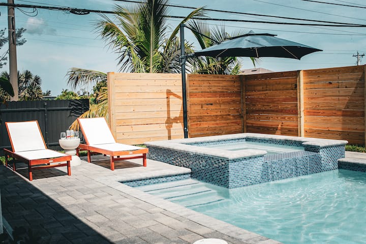 Waterfront Luxury: Heated Pool, Jacuzzi, Gym, Game - Cape Coral, FL