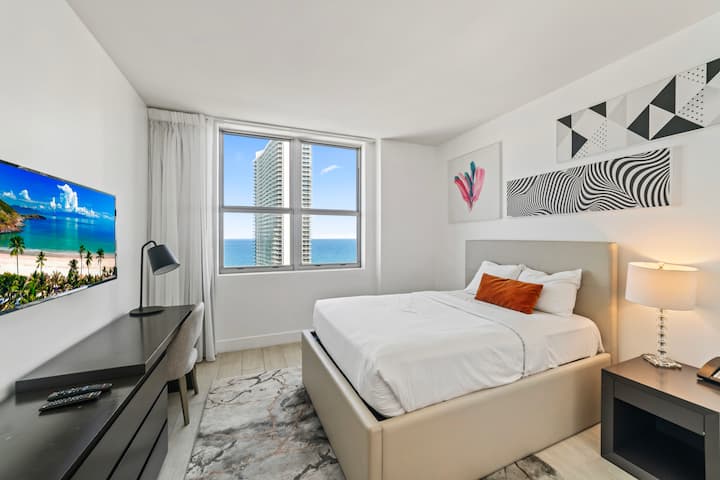 היכנסו לחדר השינה השני הזה, המציע מיטה זוגית, מיטת נדנדה וגישה נוחה לחדר הרחצה ממש ליד החדר.