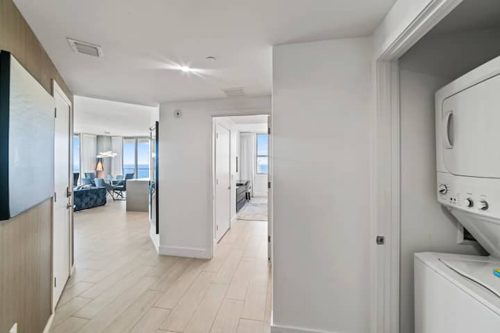 מהמסדרון, אור טבעי מוביל אתכם לעבר סלון המגורים, בעוד פינת כביסה דיסקרטית מבטיחה נוחות מעשית.