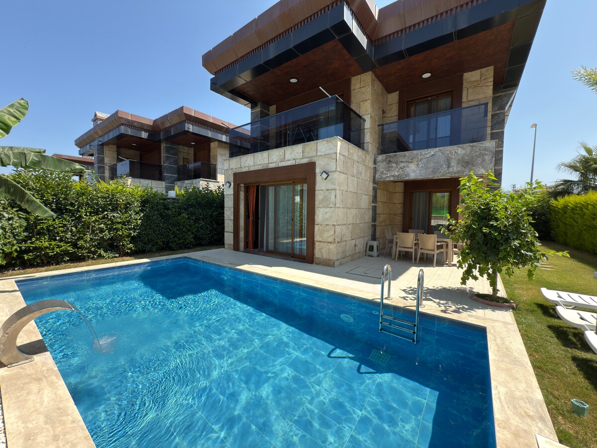 Kuşadası4 Kayıtlı,Müstakil, Özel Havuzlu 4+1 Villa