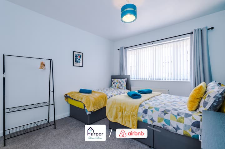 მსუბუქი და მხიარული საძინებელი, რომელშიც არის ერთი ორადგილიანი და ერთი ერთადგილიანი საწოლი.
ლურჯი და ყვითელი აქცენტები თანამედროვე დეკორში ახალ სუნთქვას შესძენს.
იდეალური, მოქნილი პირობები დამოუკიდებელი მუშაკებისთვის, ოჯახებისთვის ან ჯგუფებისთვის.
