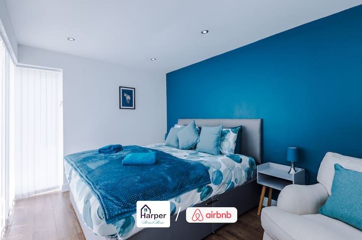 დახვეწილი საძინებელი კომფორტული 152‑179 სმ ზომის საწოლით.
გაფორმებულია დამამშვიდებელი ლურჯი ტონებით და რბილი ავეჯით.
ნათელი სივრცე ბუნებრივი სინათლით, რომელიც იდეალურია დასვენებისა და განტვირთვისთვის.
