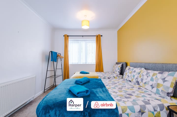 ნათელი და ფართო საძინებელი, რომელშიც დგას ორადგილიანი და ერთადგილიანი საწოლი.
მკვეთრი დეკორი ყვითელი აქცენტებითა და მყუდრო თეთრეული.
აქვეა პატარა სამუშაო მაგიდაც, რომელიც იდეალურია მუშაობისთვის ან სწავლისთვის.