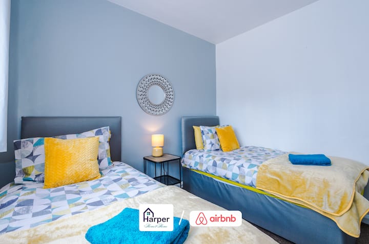 კომფორტული ორადგილიანი საძინებელი ორი ერთადგილიანი საწოლით.
ახალი დეკორი რბილი ლურჯი კედლებითა და ნათელი აქცენტებით.
იდეალურია კოლეგებისთვის, მეგობრებისთვის ან ოჯახის წევრებისთვის.
