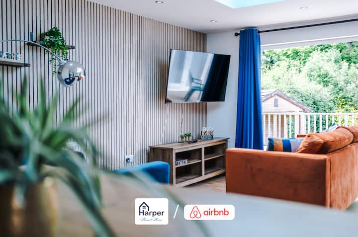 ღია გეგმარების, სივრცე ლაუნჯი, რომელსაც სინათლე ერევა როგორც მზისგან, ისე ჭერის ფანჯრებიდან.
აქვეა ბილიარდის მაგიდა, კომფორტული დივნები და დიდი სმარტტელევიზორი.
იდეალურია დასასვენებლად, გასართობად ან სამსახურის შემდეგ განტვირთვისთვის.
