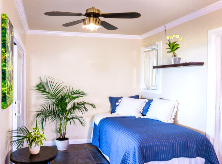 这间美丽的海景双床房是一间独立套房，有自己的前门入口。

对于那些寻求额外空间的人来说，打开连接到第二间卧室的门，可以将其扩展为一个更大的共享家庭区域。