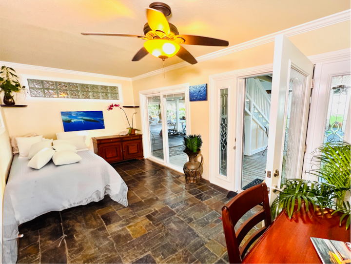 这间美丽的海景双床房是一间独立套房，有自己的前门入口。

对于那些寻求额外空间的人来说，打开连接到第二间卧室的门，可以将其扩展为一个更大的共享家庭区域。