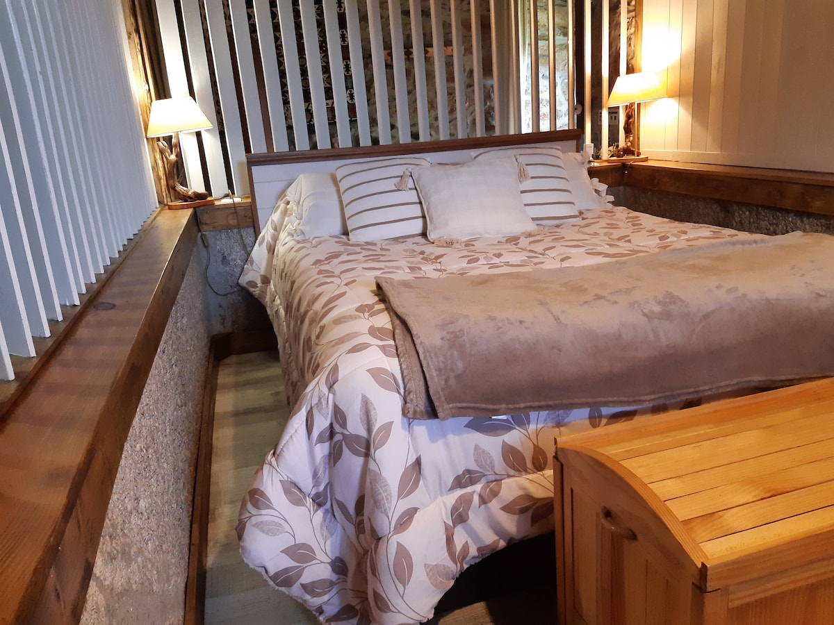 # Solo hay una habitación con una cama doble.
# Solo hay un sofá cama en el área de la habitación.