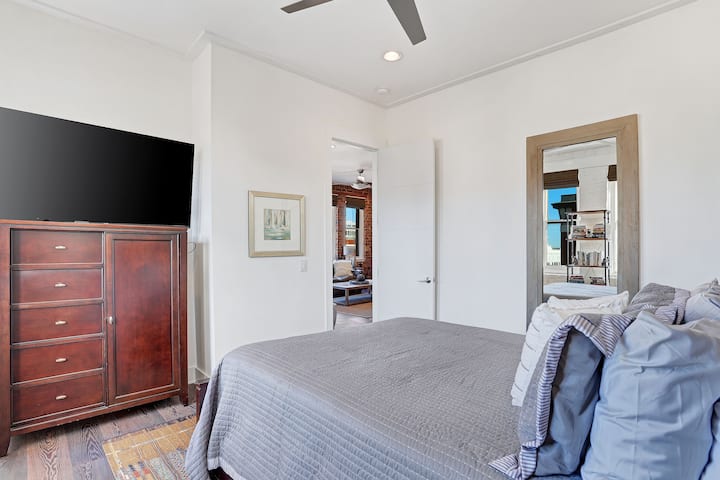 主卧室宁静安谧，在历史悠久的砖块背景下，舒适与时尚简约相得益彰。