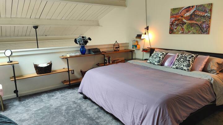 Krevet veličine King od memorijske pjene je božanstven. Uzmite knjigu i uživajte u čitanju u krevetu. Možete vidjeti zid u dnevnom boravku ispod, ali spavaća soba je vrlo privatna.