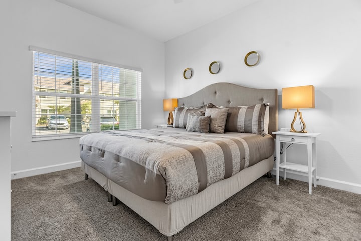 חדר שינה בגודל קינג סייז עם מאוורר תקרה בקומה הראשית, טלוויזיה 55אינץ' לתוכניות שלכם וסט מצעים חדש לגמרי. יש גם חדר רחצה עם מקלחון ממש ליד חדר השינה הזה.