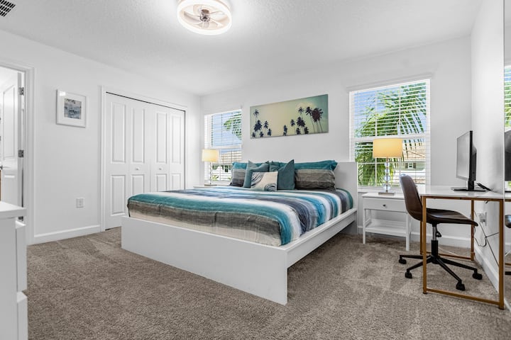 הדפסת קיר עצי דקל תואמת לעצי הדקל האמיתיים ממש בחוץ. להטעין את האנרגיה שלכם מיום ארוך בפארק. אפשר לעבוד מהבית או מדיסני כדי להתעדכן בעבודה, צג חיצוני בגודל 27אינץ'.