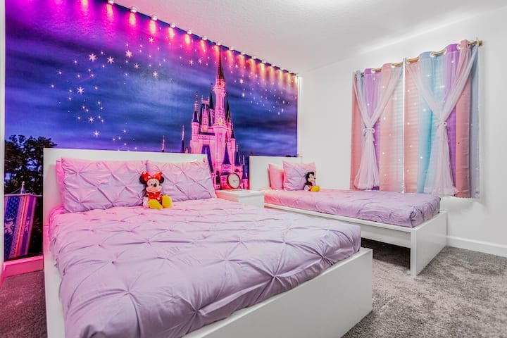 בהשראת מופע האורות של טירת דיסני, מצעים תואמים, וילונות האפלה לכוכבים, נייר קיר ותאורת טיפה מתחלפת צבעים. 