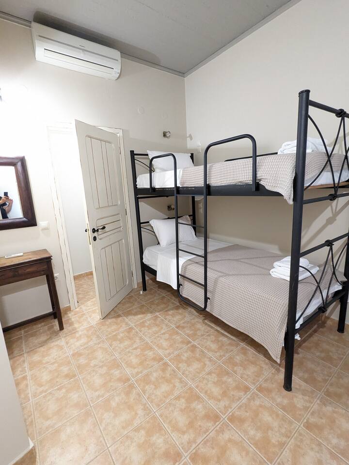 חדר שינה 2 - מיטות קומתיים