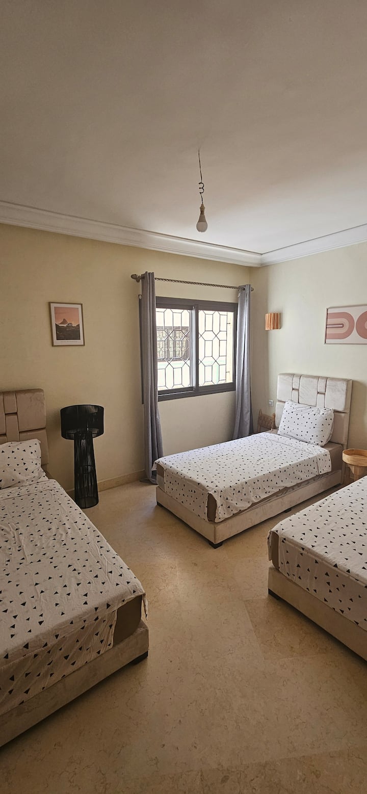 Vitanda 3 vya mtu mmoja ( vinaweza kukusanywa kwenye vitanda viwili) 