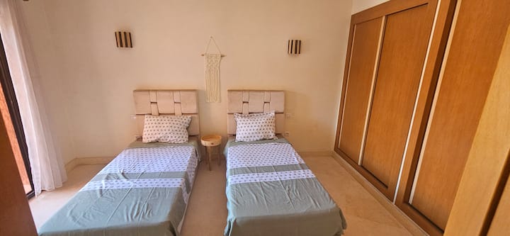 Vitanda 2 vya mtu mmoja vinaweza kukusanywa kwenye kitanda cha watu wawili 