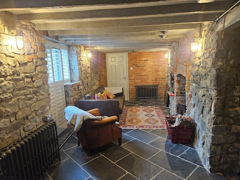 Top Airbnb: Beautiful character cottage in Lyme Regis in Lyme Regis