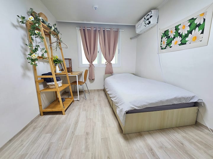 חדר שינה נוח עם מיטת יחיד 2.