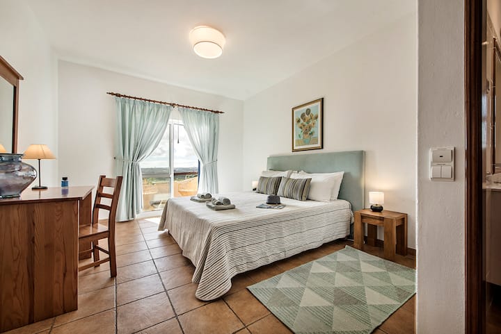 Bedroom 3
Super Kingsize Bed (180cm x 200cm)