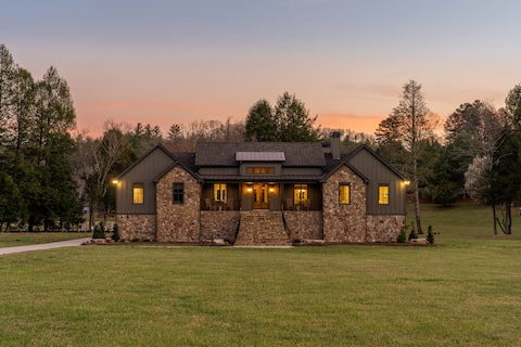 Luxury Cabin on Toccoa River with Firepit, Hot Tub