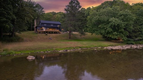 Riverside Cabin! Riverfront Sauna! Theater Room!