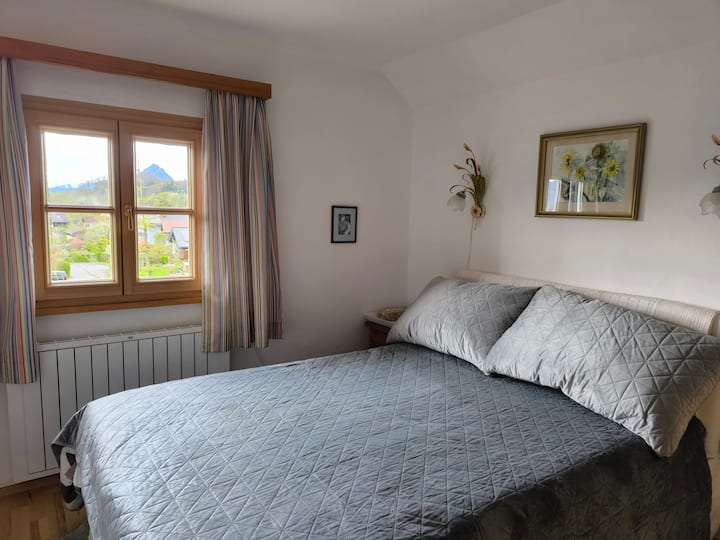 Bračni krevet (širine 150-179 cm) u glavnoj spavaćoj sobi koja se može zaključati