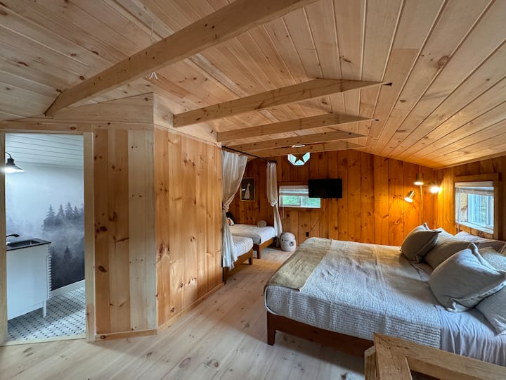 El loft incluye una cama tamaño king y dos camas individuales escondidas en una alcoba separada por cortinas de luz, así como un baño con ducha. 