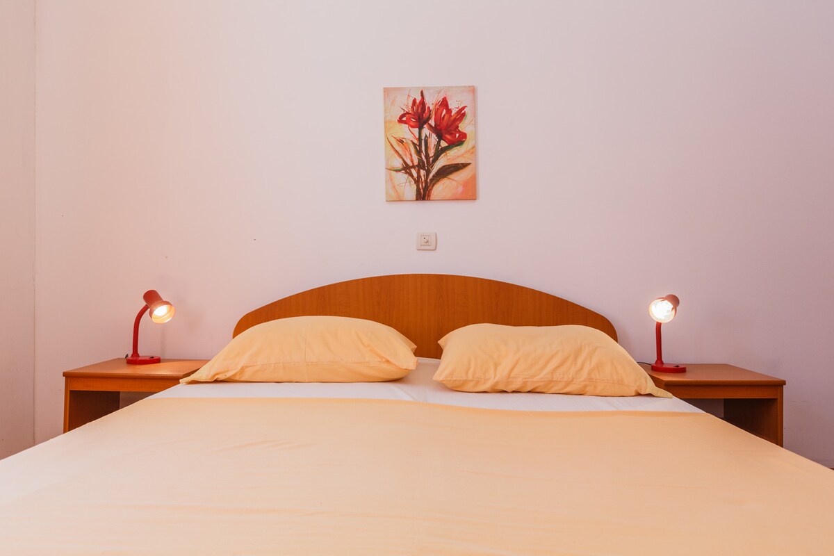 Стаята е в апартамент 2 на горния етаж