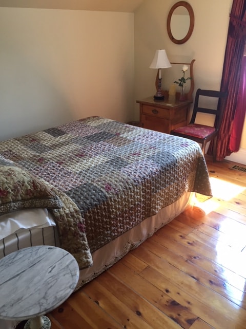 Chambre Renoir avec un lit double.  Situé à l'étage supérieur.