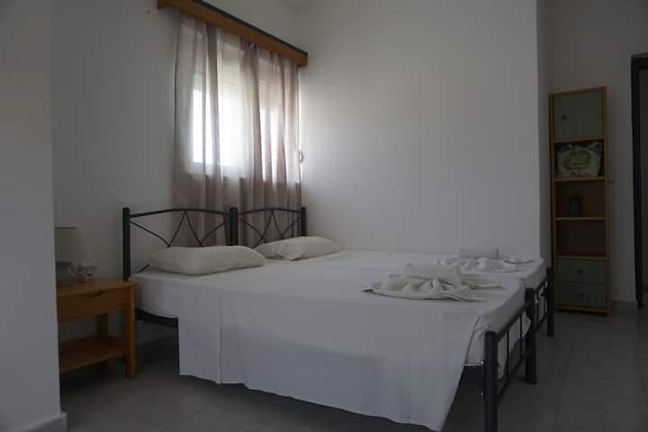 غرفة النوم  رقم  3   (سريران مفردان)