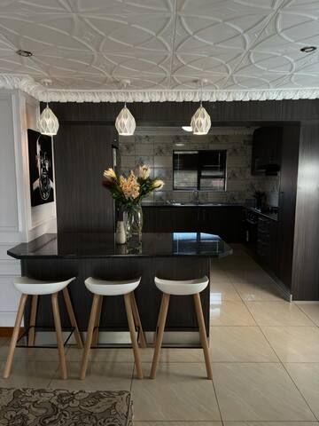 Luxurious Family Home gallery image 4