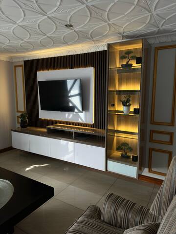 Luxurious Family Home gallery image 3