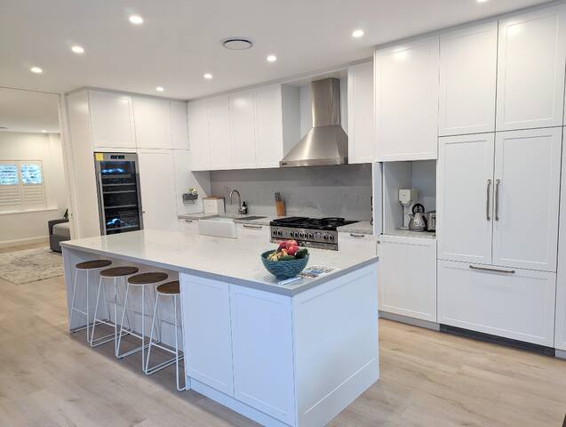 Beautifully renovated Nth Bondi Home (4BR, 2BA) gallery image 4