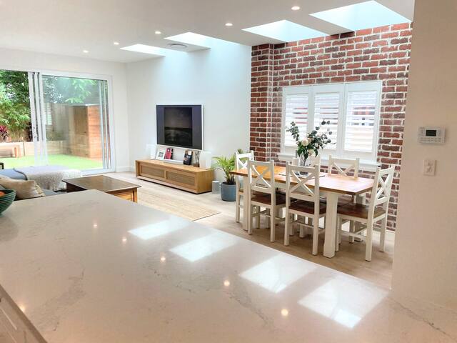 Beautifully renovated Nth Bondi Home (4BR, 2BA) gallery image 5