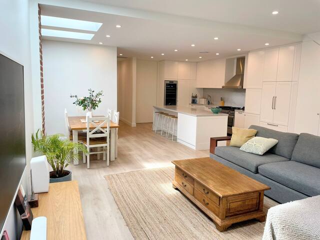 Beautifully renovated Nth Bondi Home (4BR, 2BA) gallery image 2