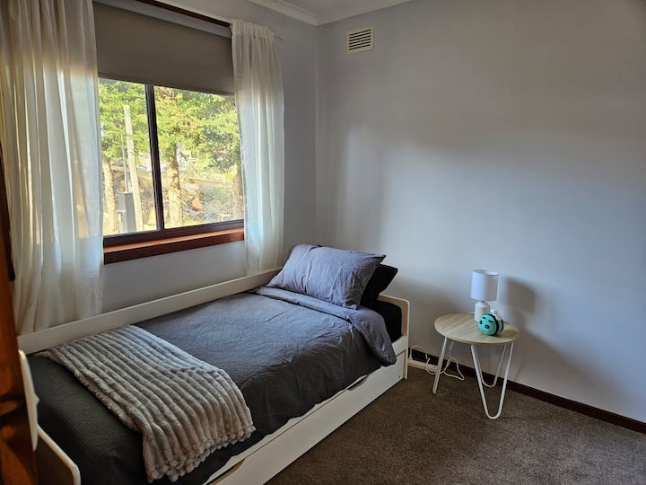 Единечен кревет (широк 150-179 см), со единечен кревет на спуштање. Спуштете го блокот на холандската ролетна. Странична ламба и маса. Таблата за напојување вклучува USB-порта. Мала електрична греалка и вентилатор достапни во собата. Постелнината се чува во гардероберот на оваа соба кога не се користи.