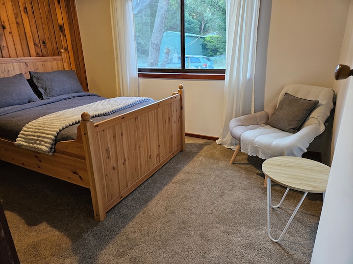 Дупли кревет, столче за рака, странична маса, спуштете се низ холандската ролетна. Двојна гардероба со закачалки за капути.