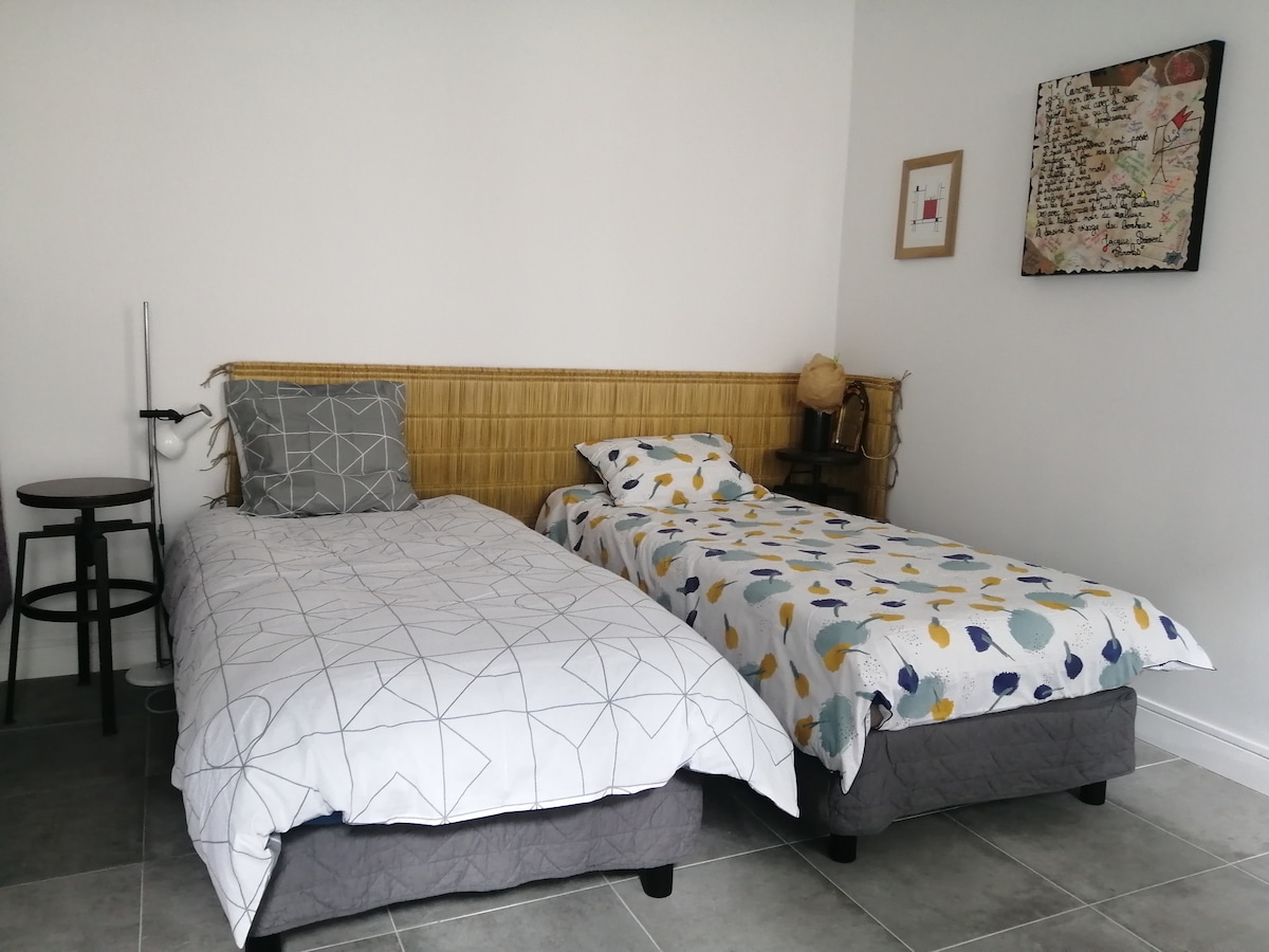 带2张1米宽标准双人床的卧室