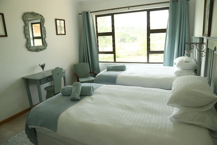 два кревета од три четвртини со масичка за облекување, повремен стол и шкаф