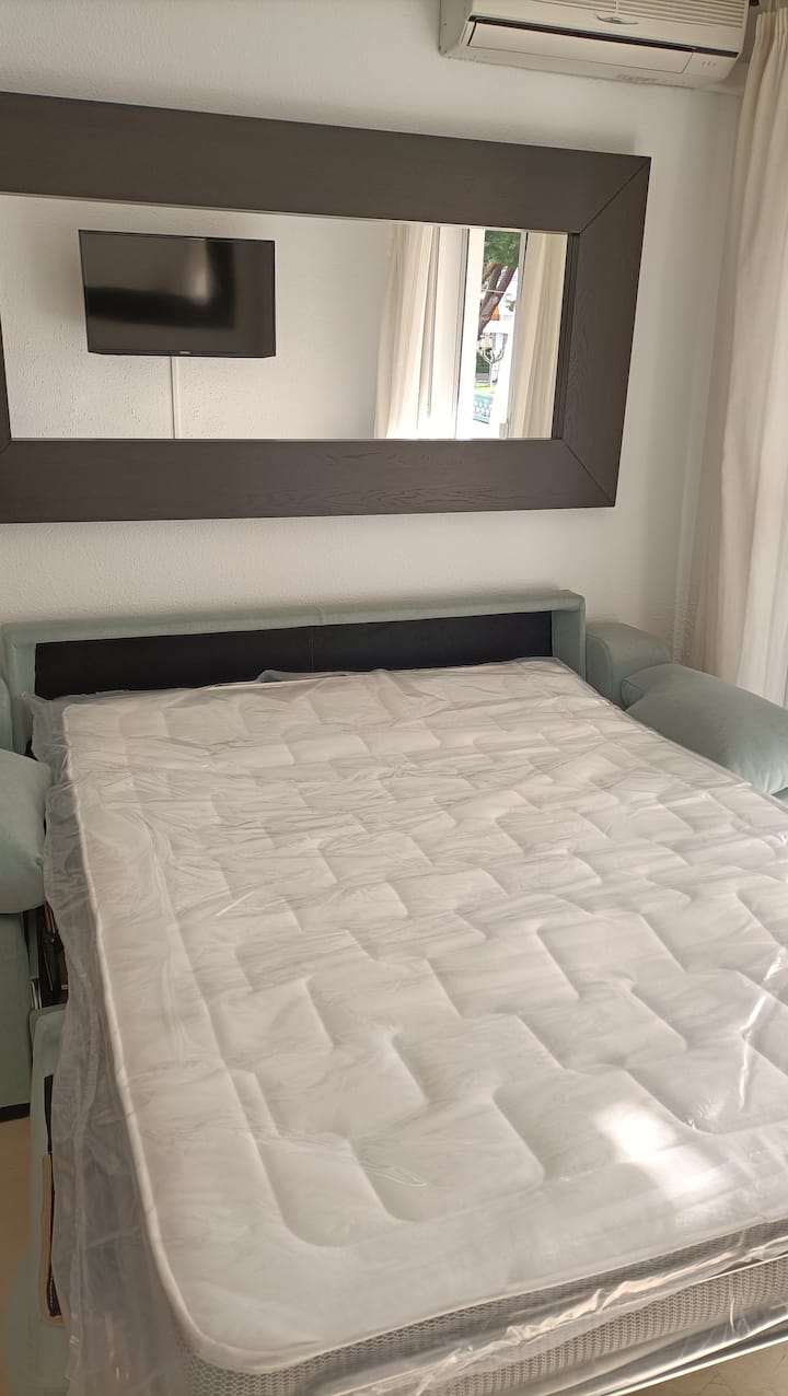 Უმაღლესი ხარისხის ახალი იტალიური გასაშლელი დივანი, უფრო კომფორტული, ვიდრე ბევრი ორადგილიანი საწოლი, კარგი დასვენებისთვის!