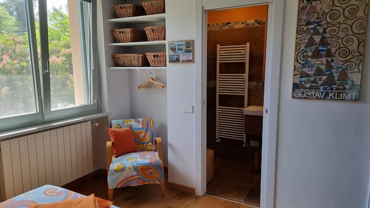 Otras áreas para arreglar objetos y ropa.
Un sillón y acceso al baño desde el dormitorio.