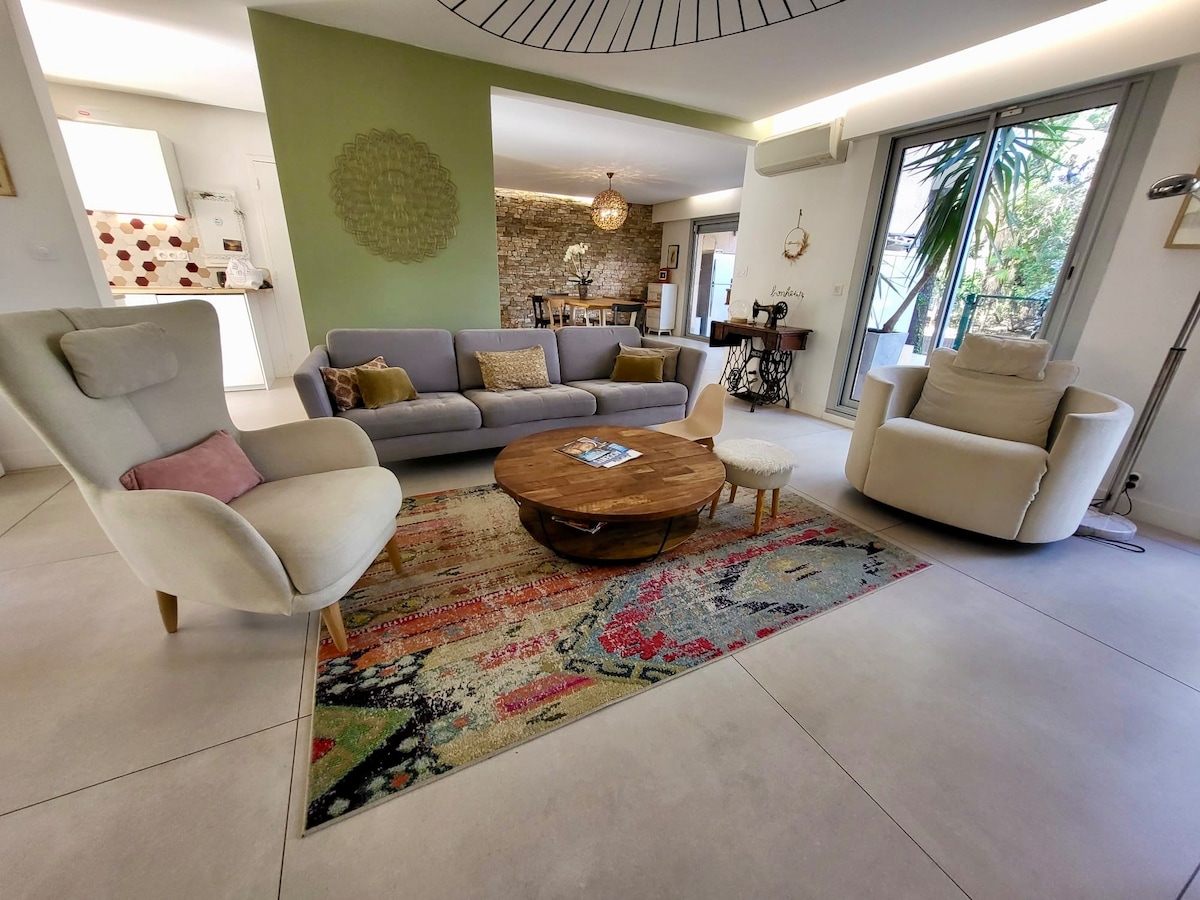 Top performing Airbnb: Duplex apartment, 3BR with garden and car parking in Marseille