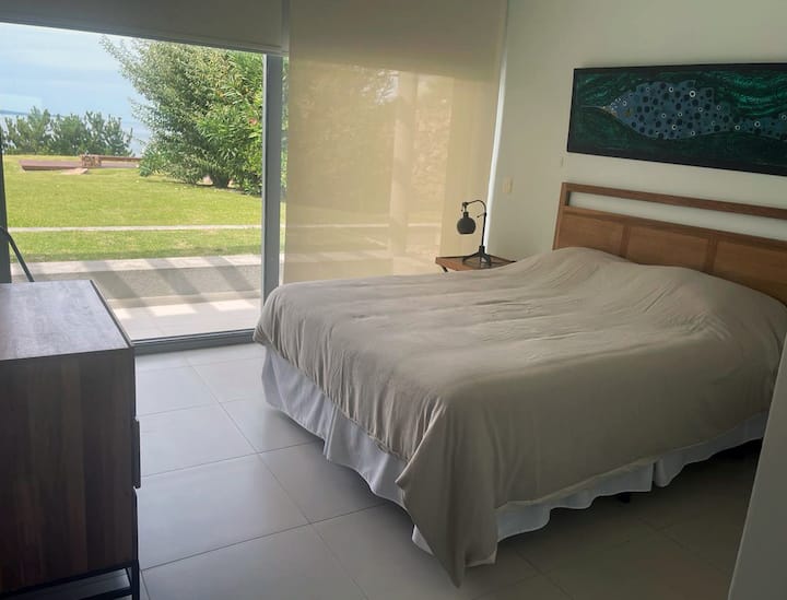 Აპარტამენტის ოსტატი ბაღითა და ხედით
 კარადებით ორი ლამაზი ლამპარი, თეთრეულის თეთრეული და პლაჟის 2 პირსახოცი. 