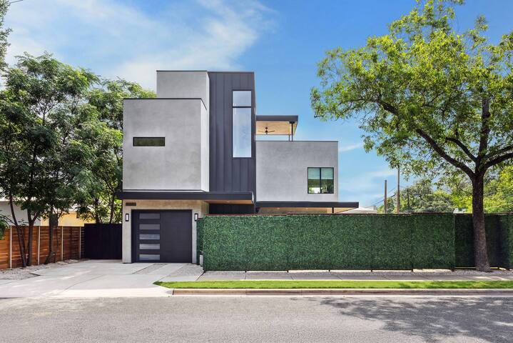 Luxurious East Austin Oasis – Casa Bonita de Comal gallery image 2