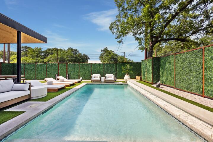 Luxurious East Austin Oasis – Casa Bonita de Comal gallery image 4