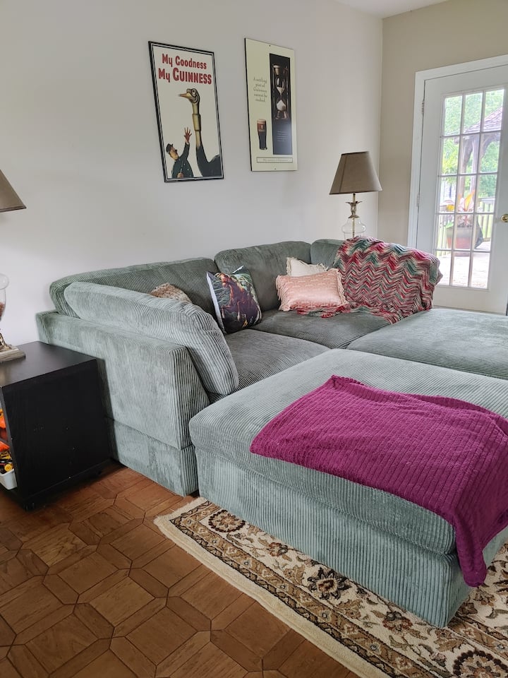 Kochi hili linaweza kuwa sebule, viti vya ziada au kitanda. 