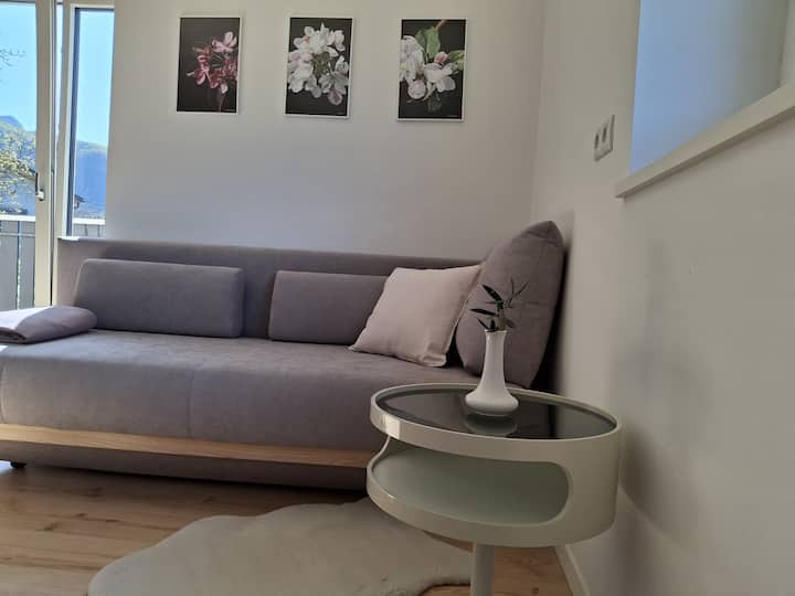 Sofa na razvlačenje u kuhinji koja se spaja s dnevnim boravkom