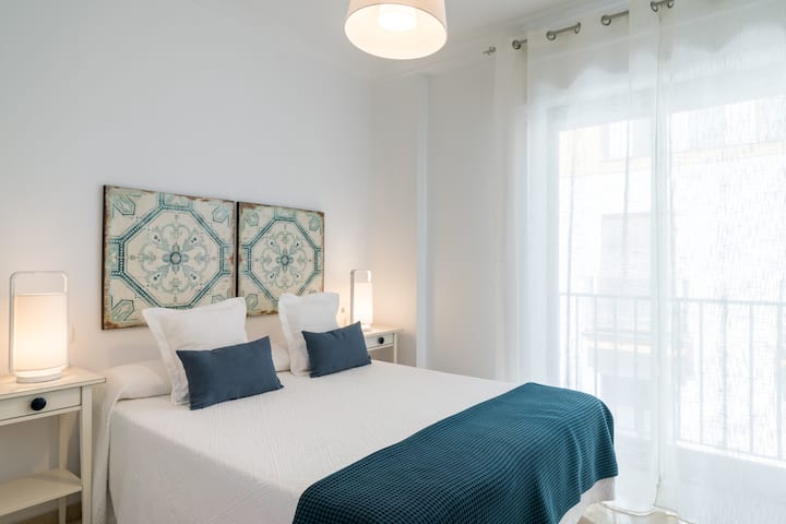 ฉันพักผ่อนในห้องนอนขณะที่หน้าต่างหันหน้าไปทางลานบ้านไม่ใช่ถนน