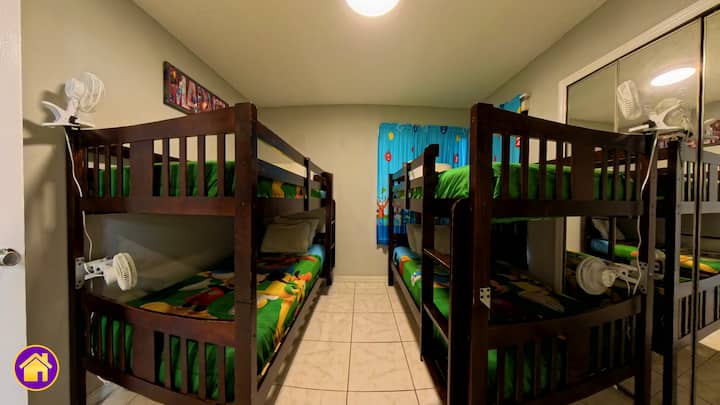 Quattro bambini si divertiranno in questa camera da letto a tema Disney!  Le sistemazioni per dormire includono comodi letti a castello doppi con piumoni che mettono in evidenza i loro personaggi Disney preferiti.  Ventilatore di velocità regolabile con ogni letto a castello e luce notturna dall'alto.