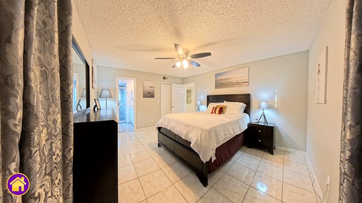 La camera da letto matrimoniale con bagno interno privato è il tuo rifugio tranquillo progettato per il riposo e il relax. Dispone di un soffice letto a due piazze con comodo piumino e tanti cuscini morbidi che assicurano una notte di sonno ristoratore.  Cabina armadio inclusa

